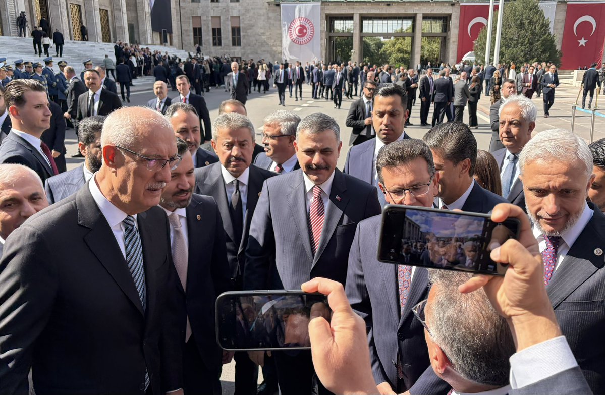 TatarArslan's tweet photo. 📍Türkiye Büyük Millet Meclisi

28.Dönem 5. Yasama Yılı’nın başlangıcı vesilesiyle, TBMM Başkanımız Sayın @NumanKurtulmus ’un başkanlığında TBMM Atatürk Anıtı’nda düzenlenen çelenk sunma törenine katıldık.

Yeni yasama yılının ülkemiz, milletimiz ve demokrasimiz için hayırlara vesile olmasını diliyorum. 🇹🇷