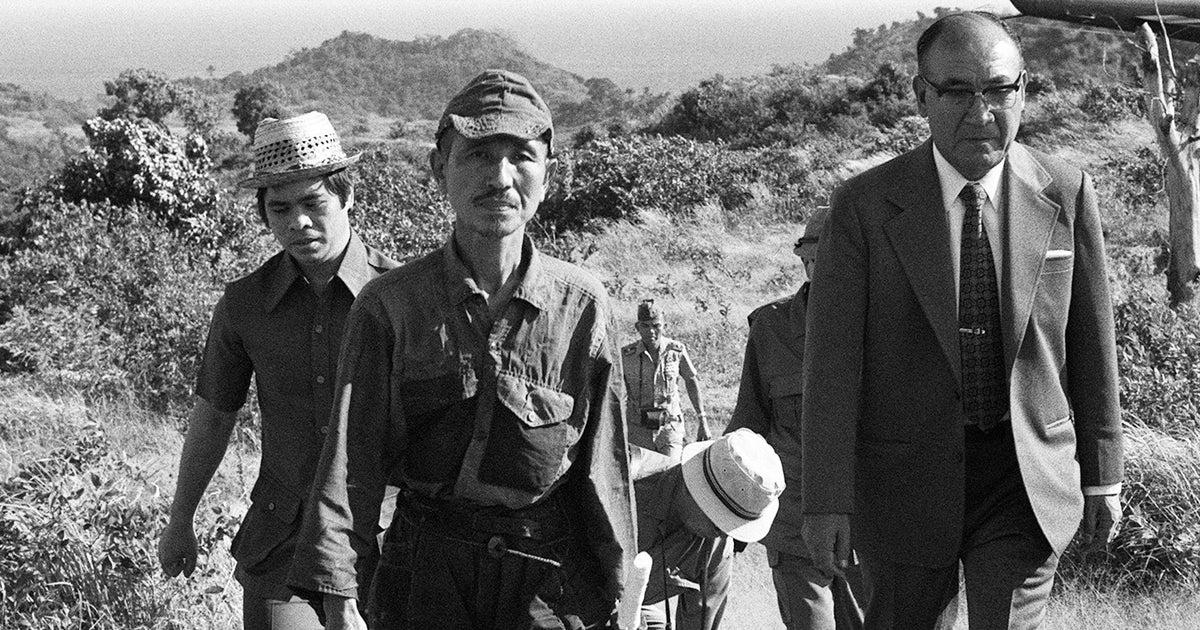 GFreiNews's tweet photo. Als der Zweite Weltkrieg 1945 endete, erhielt der japanische Leutnant Hiroo Onoda keinen persönlichen Gegenbefehl seines Vorgesetzten. Bis dieser eintraf, sollte es weitere 29 Jahre dauern.

Ende 1944 war der Nachrichtenoffizier auf die philippinische Insel Lubang geschickt worden. Sein Auftrag:

Guerillakrieg führen, durchhalten und auf Verstärkung warten. Er sollte sich weder ergeben noch bei einem Selbstmordangriff umkommen. Man werde zurückkommen und ihn holen.

Onoda hielt sich an diesen Auftrag. Mit einer Ausdauer, die seine Vorgesetzten überraschte.

Nach Japans Kapitulation blieb er mit drei Kameraden im Dschungel. Flugblätter verkündeten das Kriegsende. Die Männer hielten sie für feindliche Propaganda. Später wurden Briefe und Fotos ihrer Familien abgeworfen. Auch diese überzeugten sie nicht. Selbst die Rufe von Angehörigen, die sich an Suchaktionen beteiligten, konnten ihr Misstrauen nicht überwinden.

Sie fingen Tiere, stahlen Reis und Obst und verarbeiteten Rinder der Inselbewohner zu Trockenfleisch. Sie beobachteten vermeintliche Feinde und lieferten sich Schusswechsel, bei denen auch Menschen starben. Ein Kamerad verließ die Gruppe und ergab sich, zwei weitere wurden im Laufe der Jahre getötet. Ab 1972 war Onoda allein.

29 Jahre lang wartete auf Lubang der japanischer Leutnant auf Verstärkung!

Die entscheidende Wendung brachte schließlich ein junger Abenteurer namens Norio Suzuki. Er hatte sich vorgenommen, Onoda, einen Panda und den Yeti zu finden – in dieser Reihenfolge. Zumindest beim ersten Punkt seiner ungewöhnlichen Reiseliste war er erfolgreich.

Am 20. Februar 1974 traf Suzuki auf Onoda und gewann dessen Vertrauen. Zur Heimkehr konnte er ihn allerdings nicht bewegen. Onoda bestand darauf, dass sein früherer Vorgesetzter persönlich erscheinen und seinen Auftrag aufheben müsse.

Die japanischen Behörden machten daraufhin den ehemaligen Major Yoshimi Taniguchi ausfindig. Er war inzwischen Buchhändler.

Am 9. März 1974 stand Taniguchi tatsächlich wieder vor seinem früheren Untergebenen und verlas den Befehl, sämtliche Kampfhandlungen einzustellen. Onoda erwartete nach eigener Darstellung zunächst noch, anschließend unter vier Augen seine eigentlichen Befehle zu erhalten. Erst als Taniguchi das Papier zusammenfaltete, begriff er, dass Japan tatsächlich verloren hatte.

Der philippinische Präsident Ferdinand Marcos begnadigte ihn. In Japan wurde Onoda begeistert empfangen. Er veröffentlichte seine Erinnerungen, zog 1975 nach Brasilien und wurde Rinderzüchter. Später gründete er in Japan eine Naturschule für Jugendliche.

Hiroo Onoda starb am 16. Januar 2014 im Alter von 91 Jahren.