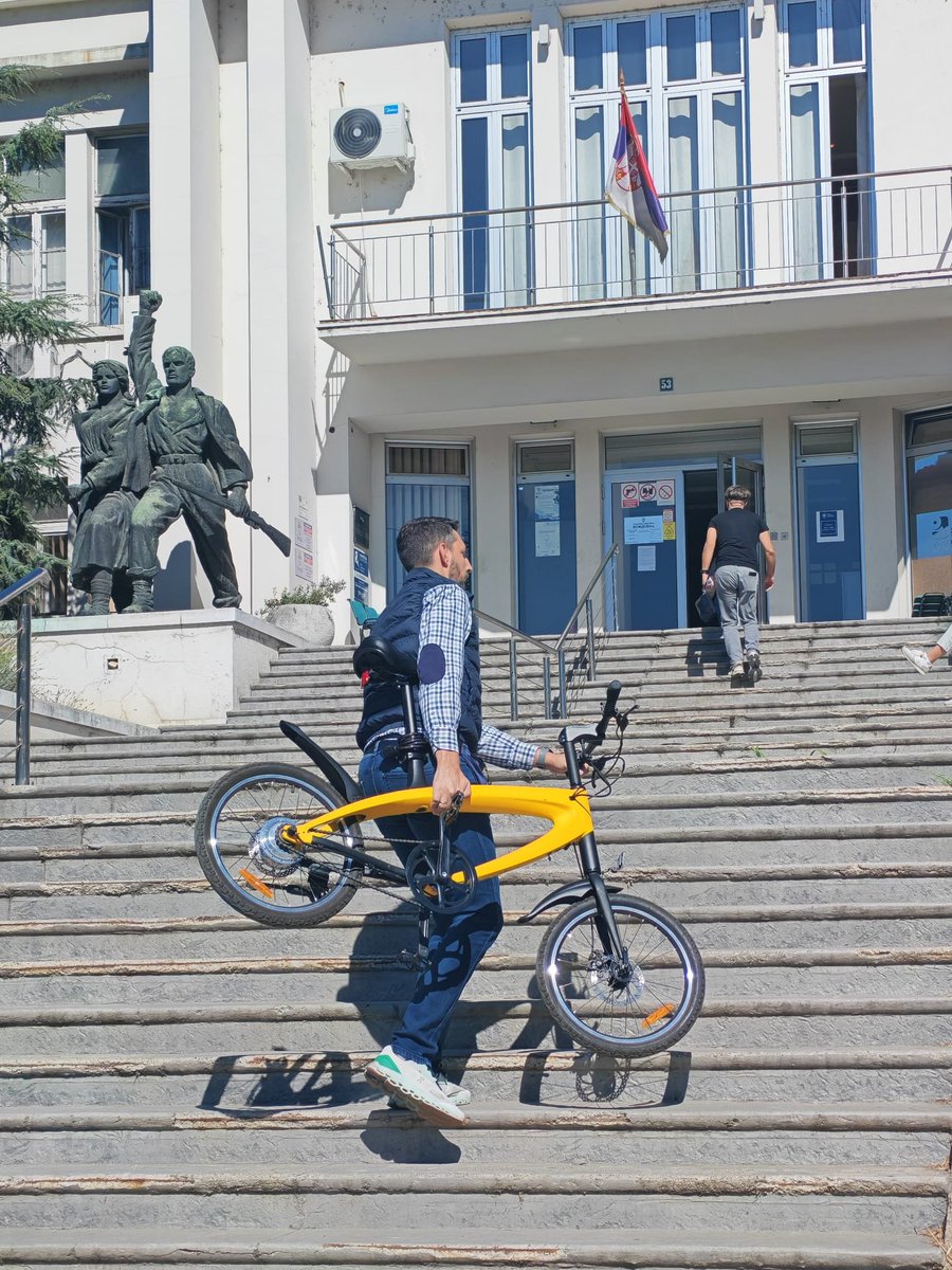 Praskozorje1's tweet photo. Крени промени праве циркус на Вождовцу, организовано доводе људе да би исти променили своје место гласања на изборима.
У шуми их организују као извиђаче и доводе, улазе у општину Вождовац са бициклом и то функционери крени-промени попут @borijan_s 
Смешни као цртани филм. https://t.co/FlZILbzbMk