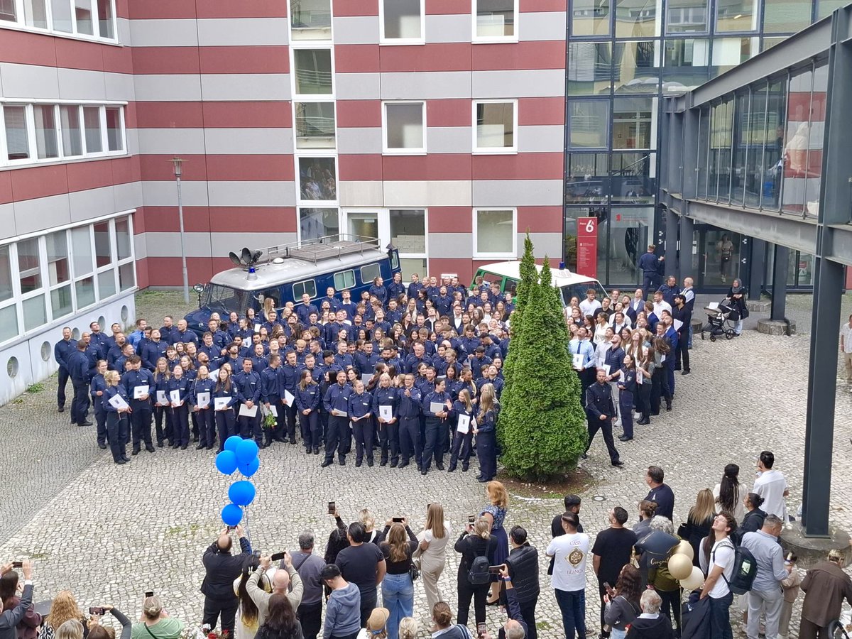DPolGBerlin's tweet photo. 🎓 Gestern Abschluss an der HWR, heute Neustart! Mehr als 200 frisch ernannte Polizeikommissarinnen &amp; -kommissare &amp; heute startet schon der nächste Jahrgang: 11 volle Klassen! 💯 Wir sind mit unserem DPolG-Stand vor Ort #Polizeiakademie. Willkommen in der Polizeifamilie 💙 https://t.co/e8VItvuBQa