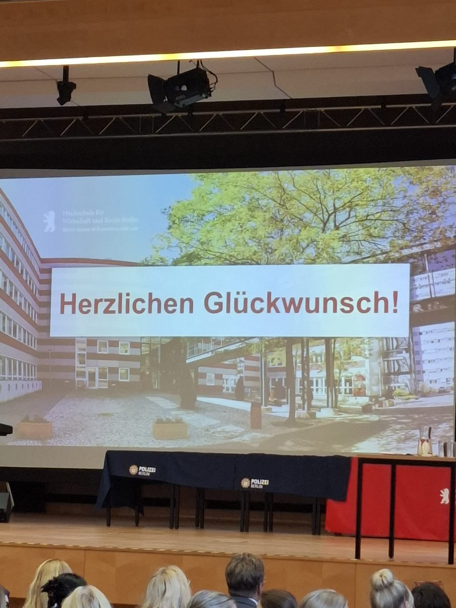 DPolGBerlin's tweet photo. 🎓 Gestern Abschluss an der HWR, heute Neustart! Mehr als 200 frisch ernannte Polizeikommissarinnen &amp; -kommissare &amp; heute startet schon der nächste Jahrgang: 11 volle Klassen! 💯 Wir sind mit unserem DPolG-Stand vor Ort #Polizeiakademie. Willkommen in der Polizeifamilie 💙 https://t.co/e8VItvuBQa