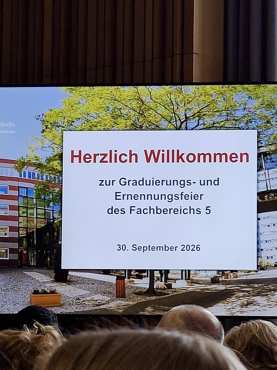 DPolGBerlin's tweet photo. 🎓 Gestern Abschluss an der HWR, heute Neustart! Mehr als 200 frisch ernannte Polizeikommissarinnen &amp; -kommissare &amp; heute startet schon der nächste Jahrgang: 11 volle Klassen! 💯 Wir sind mit unserem DPolG-Stand vor Ort #Polizeiakademie. Willkommen in der Polizeifamilie 💙 https://t.co/e8VItvuBQa