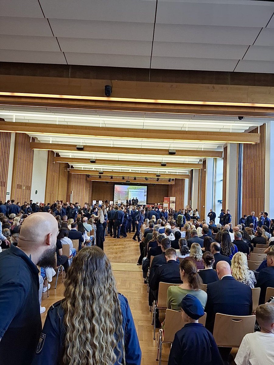 DPolGBerlin's tweet photo. 🎓 Gestern Abschluss an der HWR, heute Neustart! Mehr als 200 frisch ernannte Polizeikommissarinnen &amp; -kommissare &amp; heute startet schon der nächste Jahrgang: 11 volle Klassen! 💯 Wir sind mit unserem DPolG-Stand vor Ort #Polizeiakademie. Willkommen in der Polizeifamilie 💙 https://t.co/e8VItvuBQa