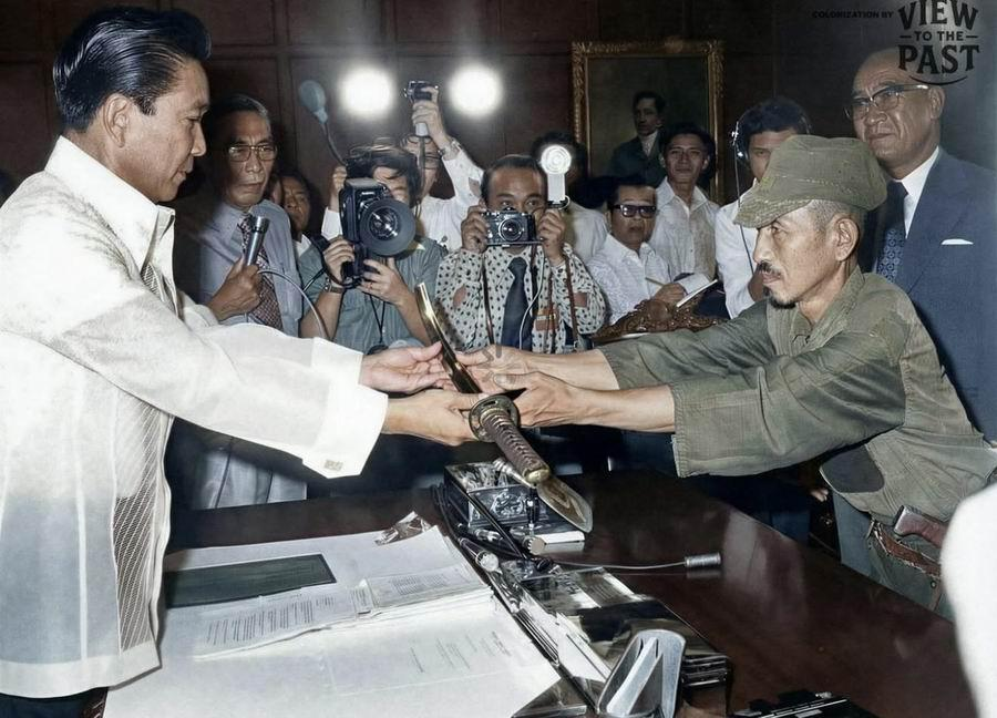 GFreiNews's tweet photo. Als der Zweite Weltkrieg 1945 endete, erhielt der japanische Leutnant Hiroo Onoda keinen persönlichen Gegenbefehl seines Vorgesetzten. Bis dieser eintraf, sollte es weitere 29 Jahre dauern.

Ende 1944 war der Nachrichtenoffizier auf die philippinische Insel Lubang geschickt worden. Sein Auftrag:

Guerillakrieg führen, durchhalten und auf Verstärkung warten. Er sollte sich weder ergeben noch bei einem Selbstmordangriff umkommen. Man werde zurückkommen und ihn holen.

Onoda hielt sich an diesen Auftrag. Mit einer Ausdauer, die seine Vorgesetzten überraschte.

Nach Japans Kapitulation blieb er mit drei Kameraden im Dschungel. Flugblätter verkündeten das Kriegsende. Die Männer hielten sie für feindliche Propaganda. Später wurden Briefe und Fotos ihrer Familien abgeworfen. Auch diese überzeugten sie nicht. Selbst die Rufe von Angehörigen, die sich an Suchaktionen beteiligten, konnten ihr Misstrauen nicht überwinden.

Sie fingen Tiere, stahlen Reis und Obst und verarbeiteten Rinder der Inselbewohner zu Trockenfleisch. Sie beobachteten vermeintliche Feinde und lieferten sich Schusswechsel, bei denen auch Menschen starben. Ein Kamerad verließ die Gruppe und ergab sich, zwei weitere wurden im Laufe der Jahre getötet. Ab 1972 war Onoda allein.

29 Jahre lang wartete auf Lubang der japanischer Leutnant auf Verstärkung!

Die entscheidende Wendung brachte schließlich ein junger Abenteurer namens Norio Suzuki. Er hatte sich vorgenommen, Onoda, einen Panda und den Yeti zu finden – in dieser Reihenfolge. Zumindest beim ersten Punkt seiner ungewöhnlichen Reiseliste war er erfolgreich.

Am 20. Februar 1974 traf Suzuki auf Onoda und gewann dessen Vertrauen. Zur Heimkehr konnte er ihn allerdings nicht bewegen. Onoda bestand darauf, dass sein früherer Vorgesetzter persönlich erscheinen und seinen Auftrag aufheben müsse.

Die japanischen Behörden machten daraufhin den ehemaligen Major Yoshimi Taniguchi ausfindig. Er war inzwischen Buchhändler.

Am 9. März 1974 stand Taniguchi tatsächlich wieder vor seinem früheren Untergebenen und verlas den Befehl, sämtliche Kampfhandlungen einzustellen. Onoda erwartete nach eigener Darstellung zunächst noch, anschließend unter vier Augen seine eigentlichen Befehle zu erhalten. Erst als Taniguchi das Papier zusammenfaltete, begriff er, dass Japan tatsächlich verloren hatte.

Der philippinische Präsident Ferdinand Marcos begnadigte ihn. In Japan wurde Onoda begeistert empfangen. Er veröffentlichte seine Erinnerungen, zog 1975 nach Brasilien und wurde Rinderzüchter. Später gründete er in Japan eine Naturschule für Jugendliche.

Hiroo Onoda starb am 16. Januar 2014 im Alter von 91 Jahren.