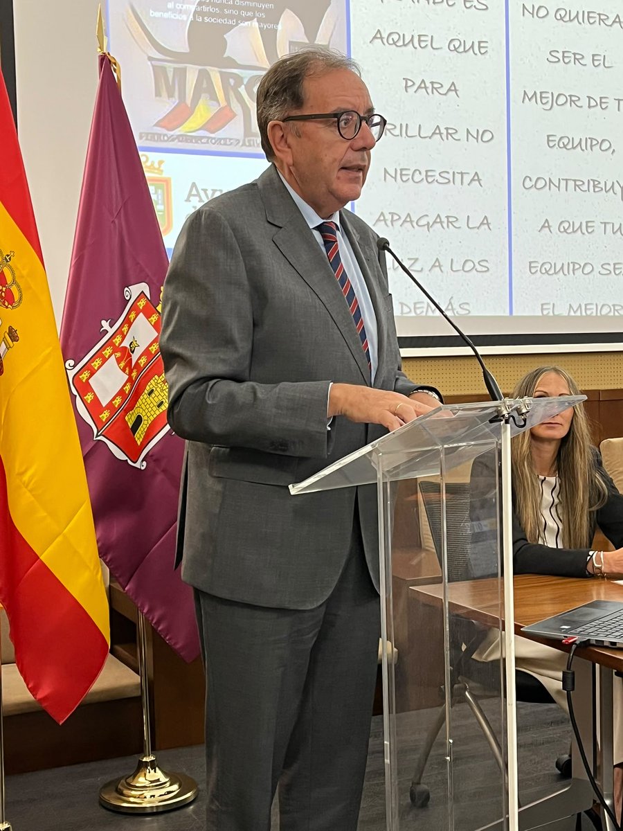 IIPPGob's tweet photo. 🎖️ Ángel Luis Ortiz participa en la entrega de diplomas a los profesionales de @IIPPGob que se incorporarán a las unidades caninas. 

➡️ En 2027 comenzará la formación para 7 nuevas unidades. 

🫷Contribuye a prevenir la entrada de droga en centros penitenciarios. https://t.co/NsRxyJWUMN
