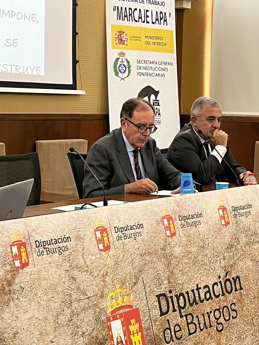 IIPPGob's tweet photo. 🎖️ Ángel Luis Ortiz participa en la entrega de diplomas a los profesionales de @IIPPGob que se incorporarán a las unidades caninas. 

➡️ En 2027 comenzará la formación para 7 nuevas unidades. 

🫷Contribuye a prevenir la entrada de droga en centros penitenciarios. https://t.co/NsRxyJWUMN