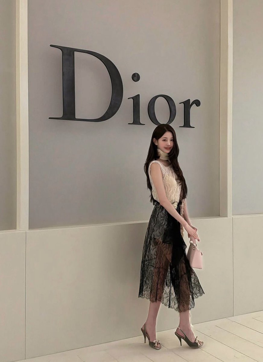 litchi0831's tweet photo. A legendary fashion moment: Wonyoung at Dior SS27 Paris show

WONYOUNG IN DIOR
#WonyoungDiorSummer27
#JANGWONYOUNG
#WONYOUNG
#DiorSummer27 @Dior https://t.co/eO51nZUrXj