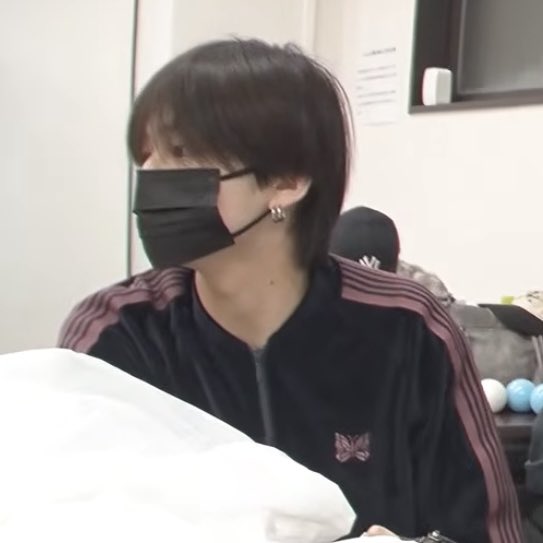 8_kawaiine's tweet photo. サラスト、黒マスク、2連ピアス、NEEDLES
治安悪いのにメロい の詰め合わせハッピーセット照井康祐くん♩ https://t.co/cRA5e2pyn1