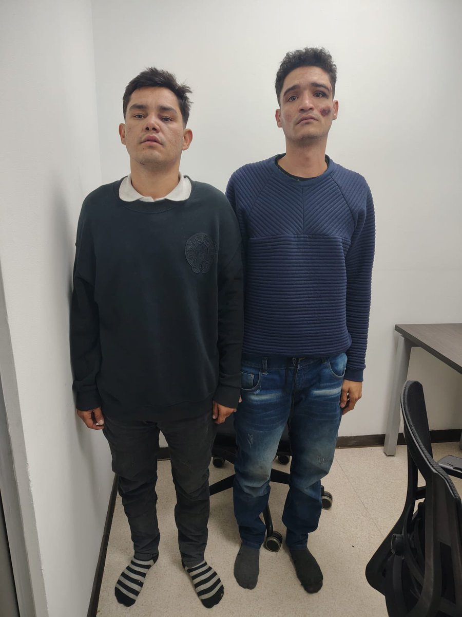 ELTIEMPO's tweet photo. 🔴Atención: el alcalde Carlos Fernando Galán confirmó que estos dos hombres fueron enviados a la cárcel tras atacar violentamente a un ciudadano extranjero en la calle 100, en Bogotá. 

"Tendrán que responder por hurto calificado y agravado y por falsedad marcaria, ya que se movilizaban en una motocicleta con placas falsas. Estos criminales deben ser procesados con el máximo rigor por haber ejercido violencia extrema y poner en riesgo la vida de varios ciudadanos", señaló.