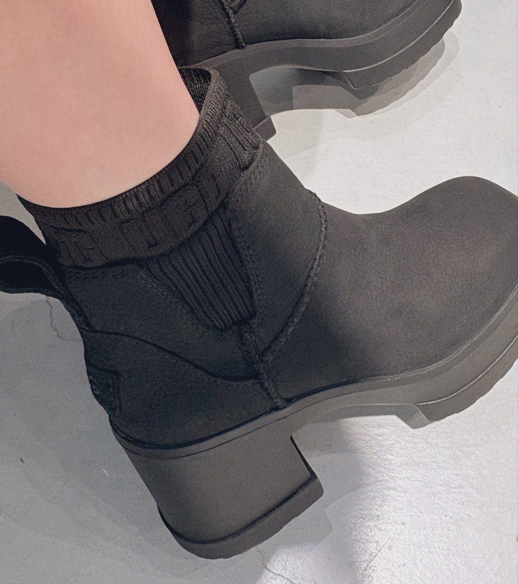 UGGでブーツ買ってきた！一番人気の黒買ったけど他の色も可愛かったな〜。8cmヒールでかなり盛れるのは嬉しい。
撥水加工と滑らないソールでちょい重いけど、それ以外がめちゃくちゃ良い🥹 https://t.co/H3yRwUWrwt