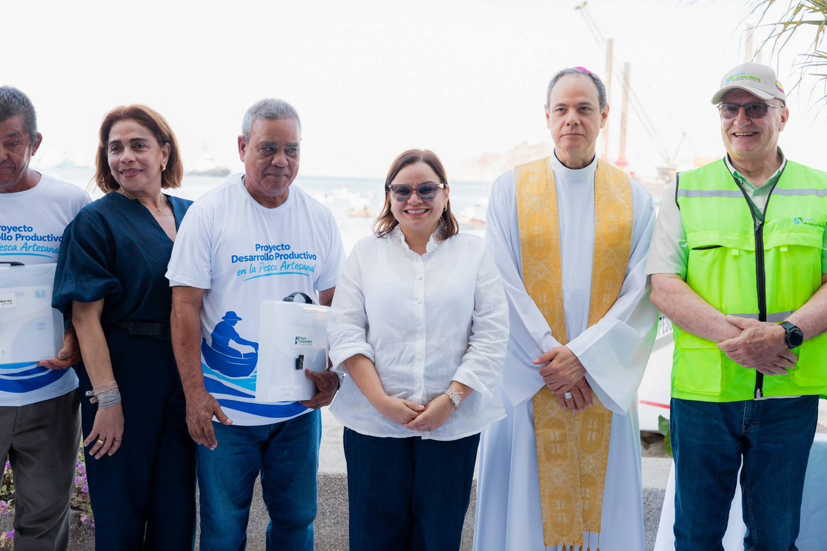 mmarguiguerra's tweet photo. 🛥️ Seguimos fortaleciendo las oportunidades productivas en el Magdalena.

Hoy acompañé a la Fundación Sociedad Portuaria de Santa Marta en la entrega de 5 nuevas embarcaciones que beneficiarán a 157 pescadores artesanales de la bahía de Santa Marta.

Estas lanchas, equipadas con motores fuera de borda de 40 caballos de fuerza, permitirán mejorar las condiciones de trabajo de las organizaciones Fundepesan, Funpesca San Mart, Asopesmar & Tour, Apsinbas y Cooipesca.

Seguimos trabajando para respaldar a nuestras comunidades, fortalecer sus capacidades productivas y generar más oportunidades para las familias que viven de la pesca. 🌊🎣