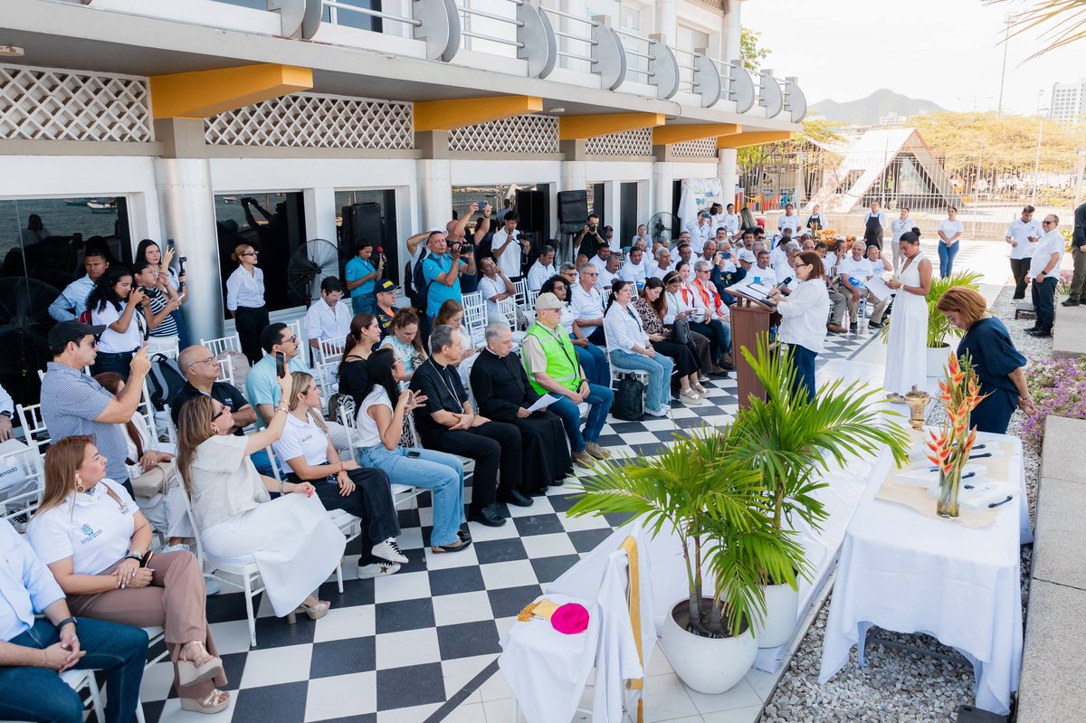 mmarguiguerra's tweet photo. 🛥️ Seguimos fortaleciendo las oportunidades productivas en el Magdalena.

Hoy acompañé a la Fundación Sociedad Portuaria de Santa Marta en la entrega de 5 nuevas embarcaciones que beneficiarán a 157 pescadores artesanales de la bahía de Santa Marta.

Estas lanchas, equipadas con motores fuera de borda de 40 caballos de fuerza, permitirán mejorar las condiciones de trabajo de las organizaciones Fundepesan, Funpesca San Mart, Asopesmar & Tour, Apsinbas y Cooipesca.

Seguimos trabajando para respaldar a nuestras comunidades, fortalecer sus capacidades productivas y generar más oportunidades para las familias que viven de la pesca. 🌊🎣