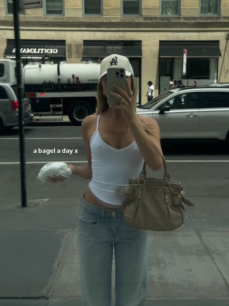 SigneBaekgard's tweet photo. Bag in hand, confidence on point, and a little trouble waiting to happen 😏👜💋 https://t.co/U89vBTZLQZ
