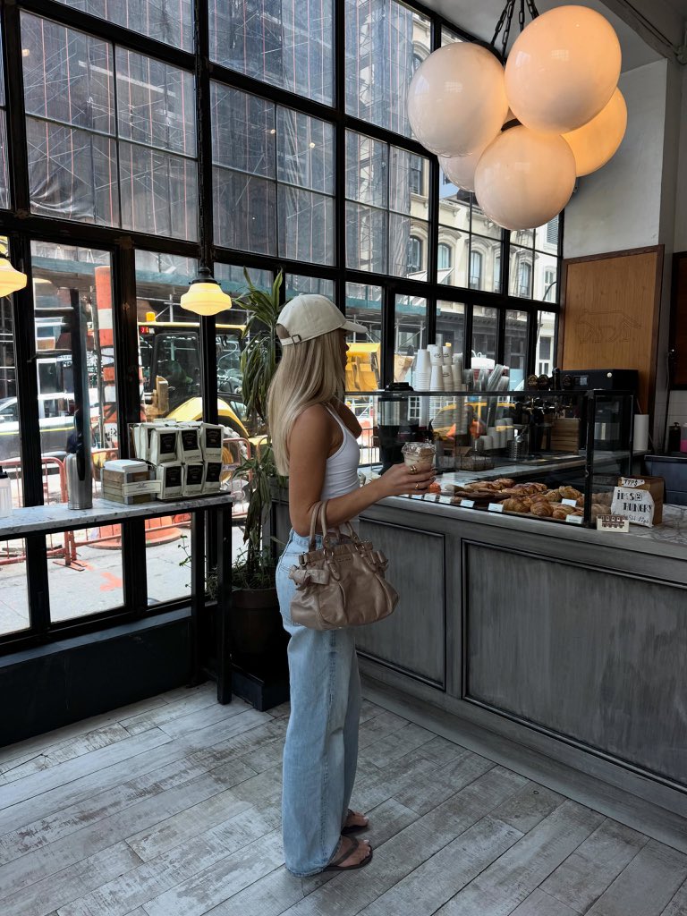 SigneBaekgard's tweet photo. Bag in hand, confidence on point, and a little trouble waiting to happen 😏👜💋 https://t.co/U89vBTZLQZ