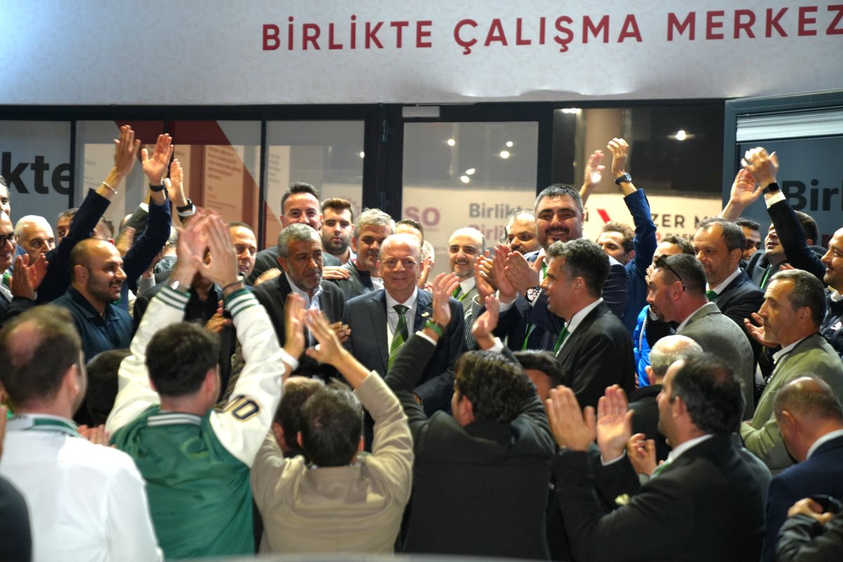 OzerMatl's tweet photo. BTSO, Artık Yemyeşil 💚🤍

BTSO seçimlerinde Özer Matlı’nın öncülüğündeki yeşil liste, 34 komite ve 78 meclis üyesiyle ilk sıraya yerleşti.

Mavi listeyi hem komite sayısında hem meclis temsilinde geride bırakan Matlı, “Bu başarı Bursa’nın başarısıdır. Üyelerimiz baskıya ve dayatmaya en güçlü cevabı sandıkta verdi” dedi.

Haberin Devamını Okumak İçin👇
https://t.co/f4fGNE2Vso