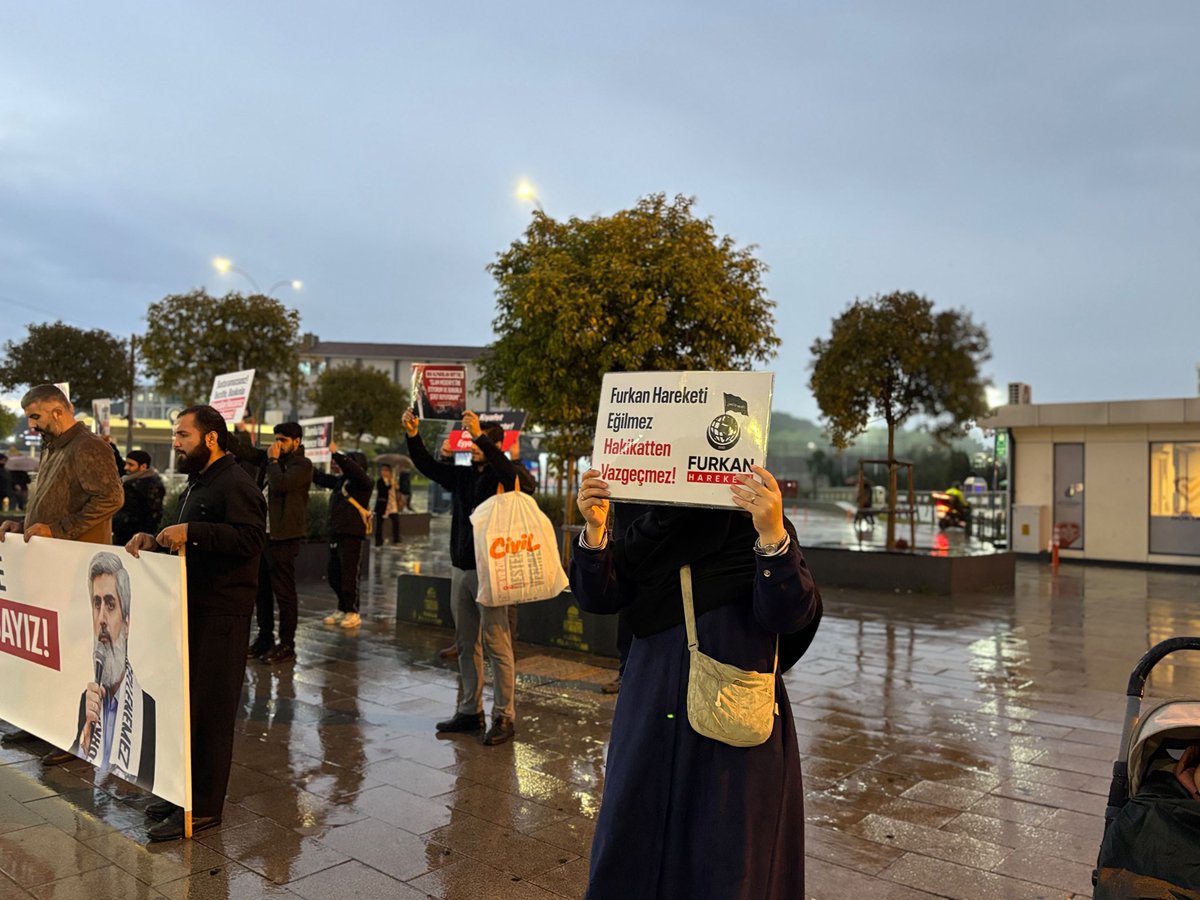 istanadolu3's tweet photo. Alparslan Kuytul Hocaefendi, Semra Kuytul Hocahanım ve diğer kardeşlerimizin haksız tutukluluklarının son bulması için yoğun yağışa rağmen Adalet Bekleyişi gerçekleştirdik.  

📍 İstanbul / Dudullu Meydan 

AsılSuçlular Yargılanmıyor
AlparslanHocaya Ozgürlük 
SemraHocaya Ozgürlük
Kardeşlerimizi SerbestBırakın