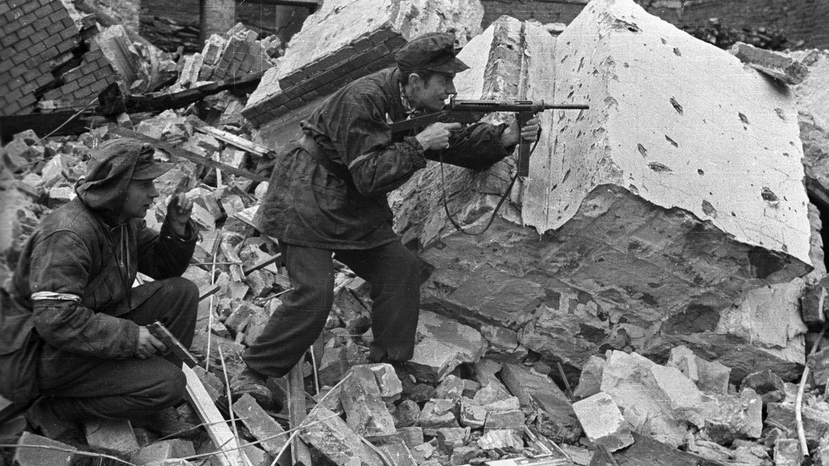 kershaw_alex's tweet photo. It's the penultimate day of the 63-day Warsaw Uprising in 1944; many of the last holdouts fight to their last breath. Some 200,000 Polish civilians and 15,000 resistance fighters lie dead. https://t.co/FjcW7mJ0t3
