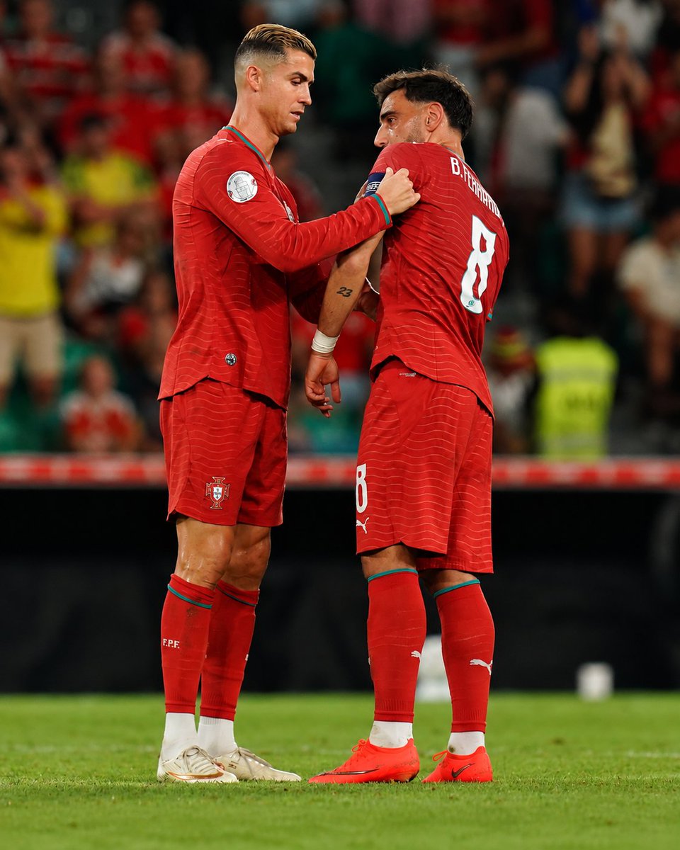 centregoals's tweet photo. 🚨🚨| BREAKING: Bruno Fernandes is 𝐏𝐎𝐑𝐓𝐔𝐆𝐀𝐋 𝐂𝐀𝐏𝐓𝐀𝐈𝐍 tonight after Cristiano Ronaldo's decision to leave the camp. 🇵🇹

[@FabrizioRomano] https://t.co/p22BvoHxma