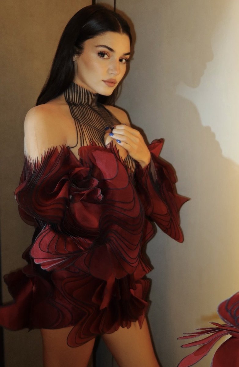 populicc's tweet photo. Hande Erçel, Paris Moda Haftası'nda. https://t.co/MJ6fmuLBCL