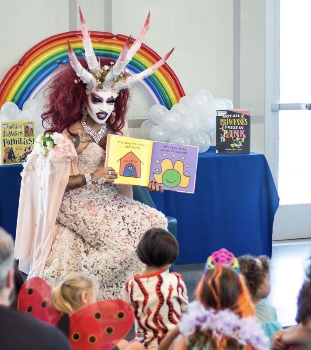 eduardomenoni's tweet photo. Si usted apoya que el retorcido lobby LGBTIQ+ adoctrine y manipule a los niños, usted simplemente es una MIERDA. 

¡Con los niños NO!. https://t.co/z1qQ08HV0u