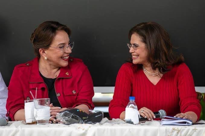 riximga's tweet photo. @XiomaraCastroZ, su compromiso, firmeza y determinación a favor del Pueblo y la Patria, es ejemplo que nos compromete. Felicidades Presidenta! https://t.co/OiTKkSLgWW