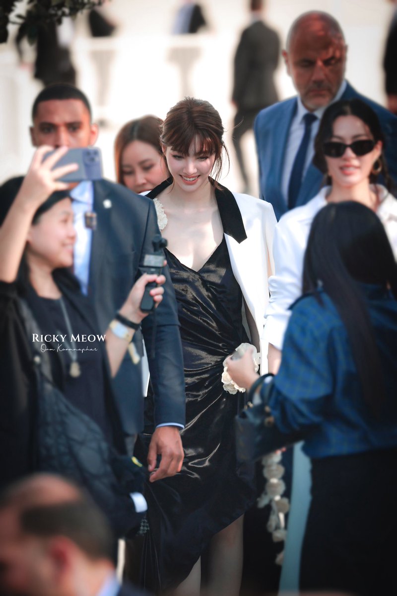 OrmKornnaphatCN's tweet photo. From expression to attitude, Orm Kornnaphat gives Dior Summer 2027 a complete identity that makes this Paris Fashion Week appearance uniquely hers.✨

#OrmKornnaphat
#OrmKornnaphatDiorSummer27
#Dior #DiorSummer27 #PFW
@ormmormm  @Dior  @XFashion https://t.co/NGQAouenIl