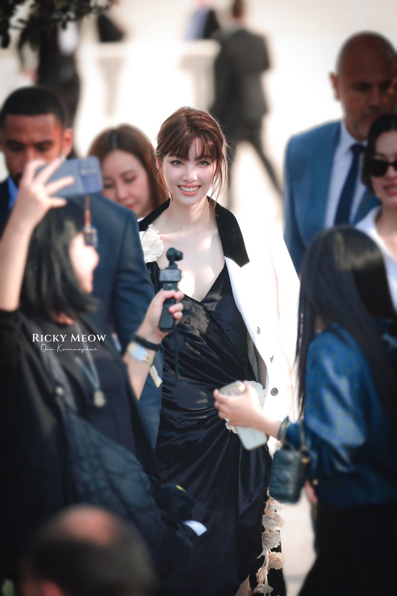 OrmKornnaphatCN's tweet photo. From expression to attitude, Orm Kornnaphat gives Dior Summer 2027 a complete identity that makes this Paris Fashion Week appearance uniquely hers.✨

#OrmKornnaphat
#OrmKornnaphatDiorSummer27
#Dior #DiorSummer27 #PFW
@ormmormm  @Dior  @XFashion https://t.co/NGQAouenIl