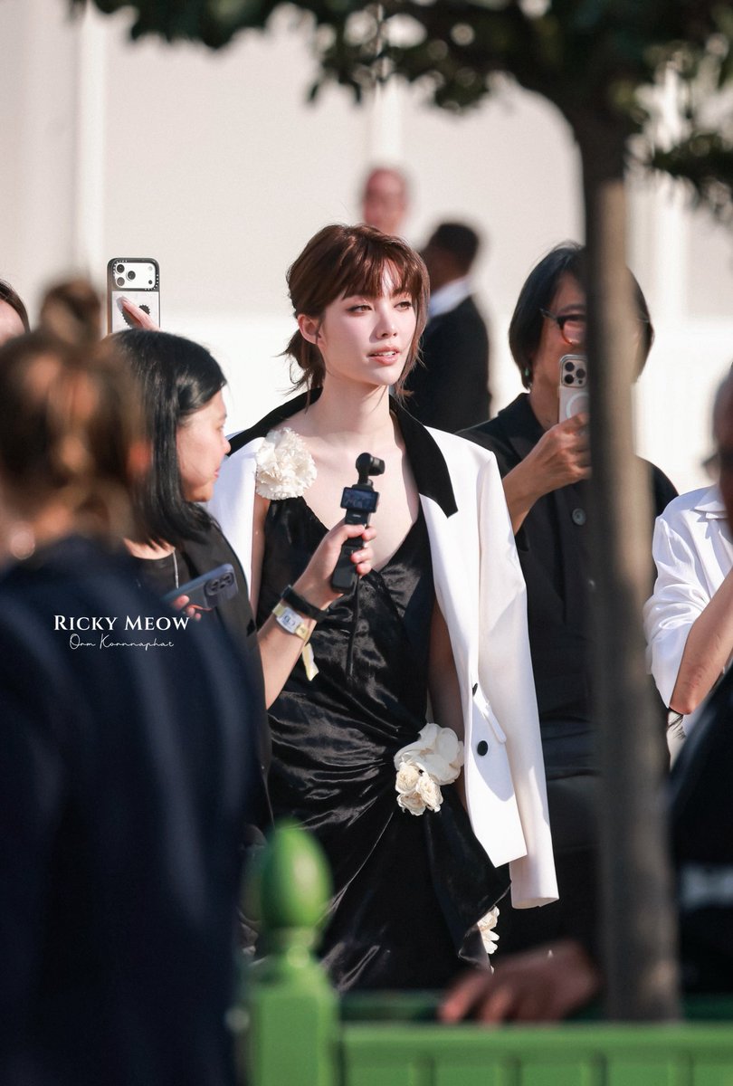OrmKornnaphatCN's tweet photo. From expression to attitude, Orm Kornnaphat gives Dior Summer 2027 a complete identity that makes this Paris Fashion Week appearance uniquely hers.✨

#OrmKornnaphat
#OrmKornnaphatDiorSummer27
#Dior #DiorSummer27 #PFW
@ormmormm  @Dior  @XFashion https://t.co/NGQAouenIl