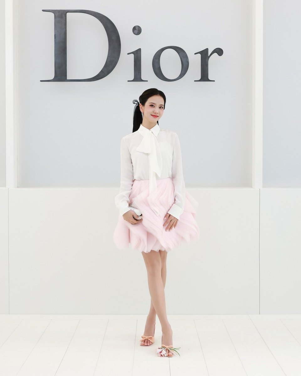 PopVivaa's tweet photo. Dior princess 👑

JISOO looks beautiful for the @Dior Spring 2027 show https://t.co/04Q2o56LWz