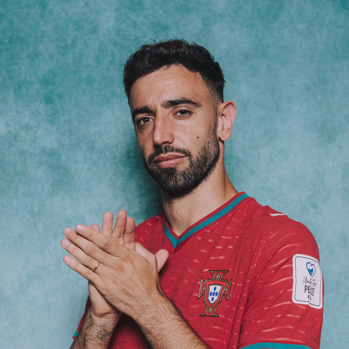 TouchlineX's tweet photo. 🚨 𝗢𝗙𝗙𝗜𝗖𝗜𝗔𝗟: Bruno Fernandes is now the captain of Portugal. https://t.co/DkGTE0sRSR