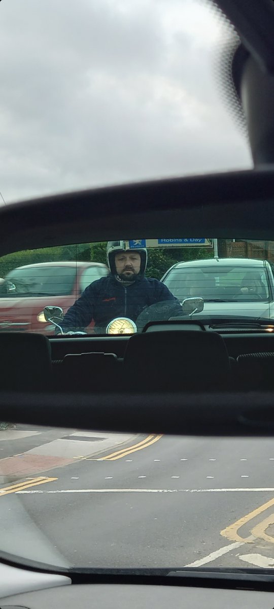 deano9874's tweet photo. @rickygervais @purbrooktony Is this you as well. https://t.co/NsGRiUxsOt