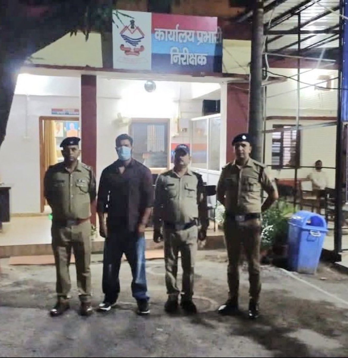 Ankitjournali's tweet photo. उत्तराखंड –

कोटद्वार के लंबे समय तक चर्चा में रहे वाले जिम संचालक, मोहम्मद  दीपक गिरफ्तार !

कपड़ा व्यापारी संजीव टांक ने FIR कराई है कि दीपक ने हिंदू समाज को लेकर कथित तौर पर अपशब्द कहे। संजीव ने विरोध किया तो दीपक ने गालियां दी और धमकी दी।

इस घटना के बाद व्यापारी इकट्ठा होकर थाने पहुंचे, धरने पर बैठ गए।
#uttrakhand