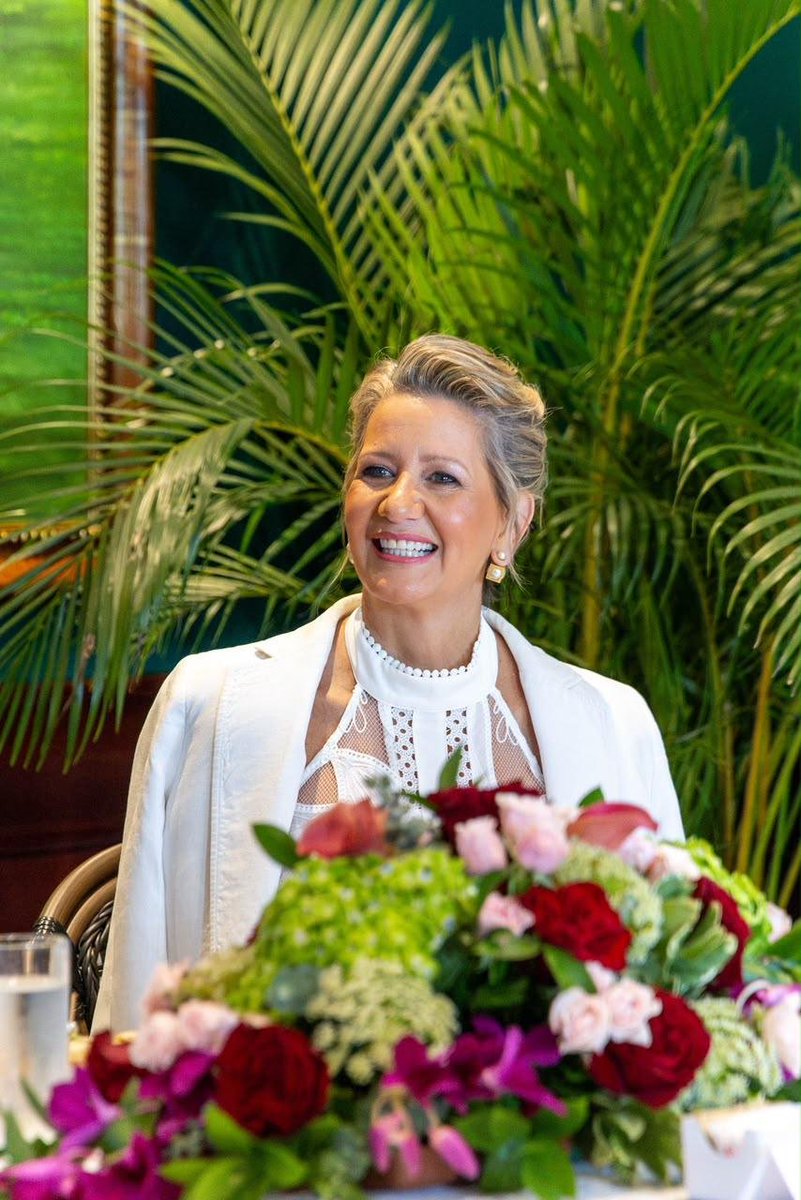 BarriosDurospty's tweet photo. Primeras Damas se toman un café

La Primera Dama de la República, Maricel Cohen de Mulino, reunió en Café Presidente El Monasterio, en el Palacio de las Garzas, a ex primeras damas de Panamá para compartir experiencias, recuerdos y los principales proyectos e iniciativas sociales desarrollados durante sus respectivas gestiones.
El encuentro se realizó como parte del proceso de creación de “Valentina Saltarina”, un proyecto editorial infantil que busca preservar y contar a las nuevas generaciones, de una manera cercana y entretenida, parte del legado social de las primeras damas de la democracia panameña.
Participaron Marta Linares de Martinelli, Lorena Castillo García y Yazmín Colón de Cortizo, junto a la expresidenta de la República Mireya Moscoso, quien compartió también recuerdos sobre el legado de su hermana, Ruby Moscoso de Young, quien ejerció como primera dama durante su administración presidencial.
También fueron invitadas las ex primeras damas Dora de Pérez Balladares, Ana Mae Díaz de Endara y Vivian Fernández de Torrijos, quienes por compromisos previamente adquiridos no pudieron acompañar este primer encuentro y serán recibidas en una próxima reunión para compartir sus experiencias y aportes al proyecto.
Durante la reunión, las participantes conversaron sobre los proyectos, causas sociales y experiencias que marcaron sus gestiones, así como sobre las historias humanas que estuvieron detrás de muchas de estas iniciativas.
Sus testimonios servirán de base para “Valentina Saltarina”, un cuento infantil que se encuentra en proceso de creación y que permitirá a los niños conocer, de una manera sencilla y entretenida, el trabajo, las causas y los proyectos impulsados por las primeras damas de la democracia.
La historia tendrá como protagonista a Valentina, una niña curiosa que, durante una excursión escolar a la Presidencia de la República, descubre una escalera mágica. Cada escalón la llevará a conocer una etapa distinta de la historia y las iniciativas sociales desarrolladas por las primeras damas.