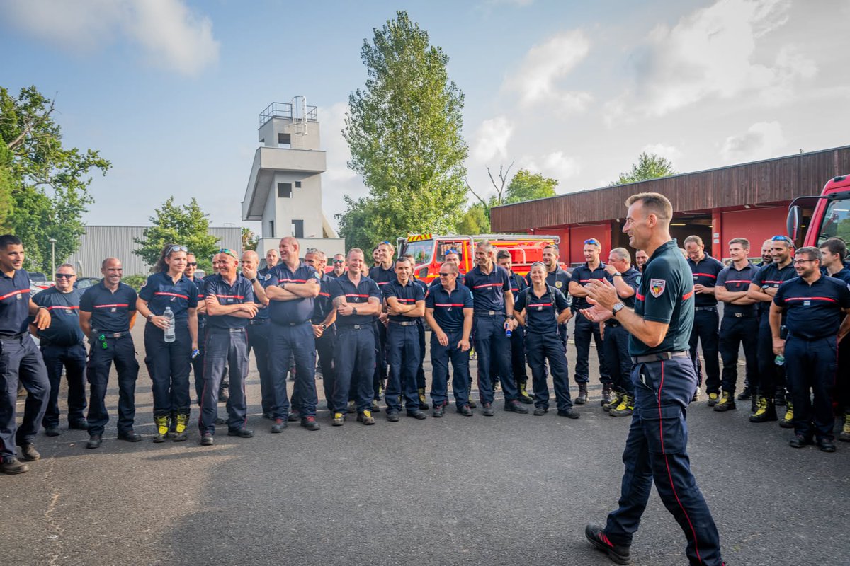 Prefecture40's tweet photo. Les feux de forêt de #Biscarrosse et de #Luglon qui  ont parcouru cet été respectivement 3 600 et 1 700 hectares sont  officiellement éteints.

Après plusieurs semaines  de mobilisation et de surveillance, les sapeurs-pompiers et l’ensemble  des acteurs engagés dans la lutte contre l’incendie ont permis de  maîtriser les feux.

Le bilan de  ces incendies montre l’ampleur exceptionnelle des événements :  198 maisons et bâtiments ont été détruits ou touchés. Au total, plus de  30 000 personnes ont été évacuées de cinq communes afin d’assurer leur  sécurité.

Grâce à l'engagement remarquable de  l'ensemble des acteurs, des services de secours, des forces de sécurité,  des collectivités, des services de l’État, des associations et des  bénévoles, aucune victime n'est à déplorer.

@GillesClavreul , préfet des #Landes, salue la mobilisation et la solidarité  exceptionnelle de tous ceux qui ont participé à la lutte contre  ces incendies, ainsi qu’à la surveillance du massif sinistré pour  traiter toutes reprises de feu.

@SDIS40