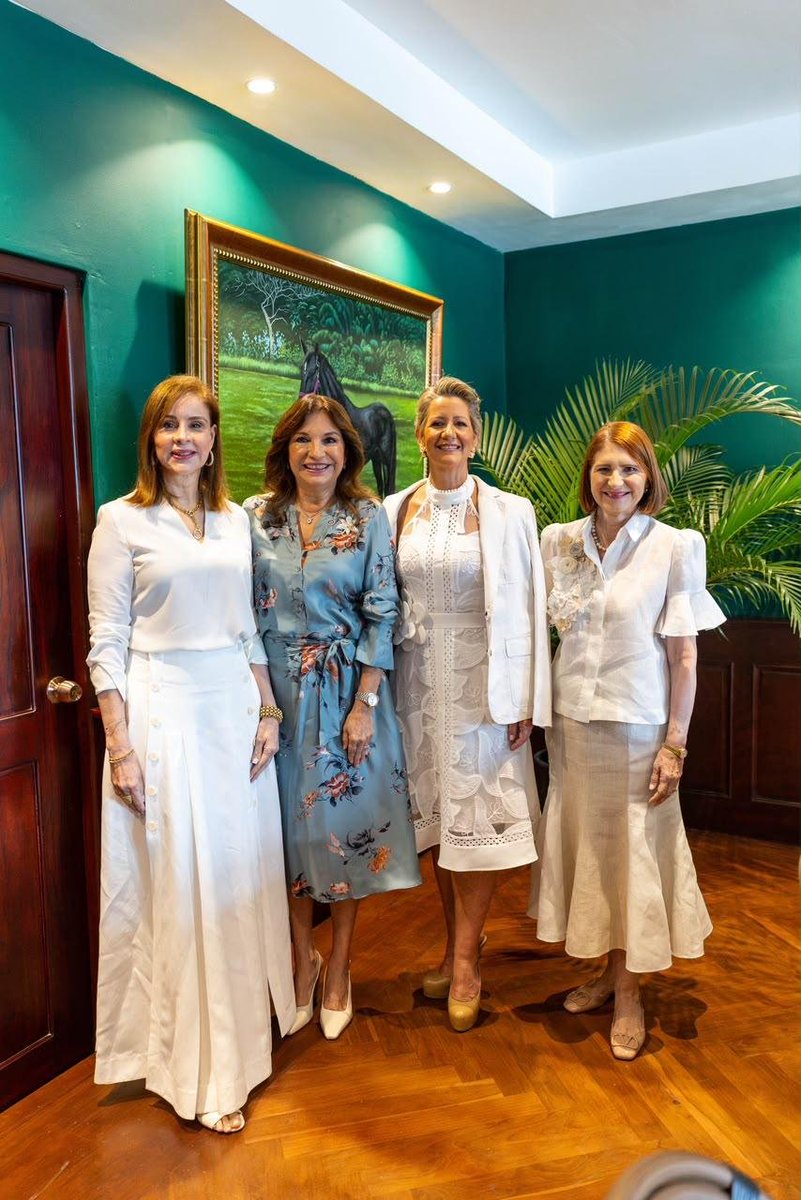 BarriosDurospty's tweet photo. Primeras Damas se toman un café

La Primera Dama de la República, Maricel Cohen de Mulino, reunió en Café Presidente El Monasterio, en el Palacio de las Garzas, a ex primeras damas de Panamá para compartir experiencias, recuerdos y los principales proyectos e iniciativas sociales desarrollados durante sus respectivas gestiones.
El encuentro se realizó como parte del proceso de creación de “Valentina Saltarina”, un proyecto editorial infantil que busca preservar y contar a las nuevas generaciones, de una manera cercana y entretenida, parte del legado social de las primeras damas de la democracia panameña.
Participaron Marta Linares de Martinelli, Lorena Castillo García y Yazmín Colón de Cortizo, junto a la expresidenta de la República Mireya Moscoso, quien compartió también recuerdos sobre el legado de su hermana, Ruby Moscoso de Young, quien ejerció como primera dama durante su administración presidencial.
También fueron invitadas las ex primeras damas Dora de Pérez Balladares, Ana Mae Díaz de Endara y Vivian Fernández de Torrijos, quienes por compromisos previamente adquiridos no pudieron acompañar este primer encuentro y serán recibidas en una próxima reunión para compartir sus experiencias y aportes al proyecto.
Durante la reunión, las participantes conversaron sobre los proyectos, causas sociales y experiencias que marcaron sus gestiones, así como sobre las historias humanas que estuvieron detrás de muchas de estas iniciativas.
Sus testimonios servirán de base para “Valentina Saltarina”, un cuento infantil que se encuentra en proceso de creación y que permitirá a los niños conocer, de una manera sencilla y entretenida, el trabajo, las causas y los proyectos impulsados por las primeras damas de la democracia.
La historia tendrá como protagonista a Valentina, una niña curiosa que, durante una excursión escolar a la Presidencia de la República, descubre una escalera mágica. Cada escalón la llevará a conocer una etapa distinta de la historia y las iniciativas sociales desarrolladas por las primeras damas.
