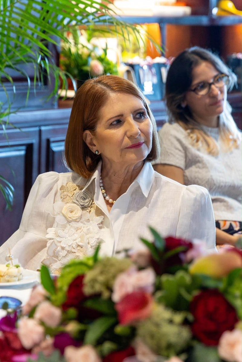 BarriosDurospty's tweet photo. Primeras Damas se toman un café

La Primera Dama de la República, Maricel Cohen de Mulino, reunió en Café Presidente El Monasterio, en el Palacio de las Garzas, a ex primeras damas de Panamá para compartir experiencias, recuerdos y los principales proyectos e iniciativas sociales desarrollados durante sus respectivas gestiones.
El encuentro se realizó como parte del proceso de creación de “Valentina Saltarina”, un proyecto editorial infantil que busca preservar y contar a las nuevas generaciones, de una manera cercana y entretenida, parte del legado social de las primeras damas de la democracia panameña.
Participaron Marta Linares de Martinelli, Lorena Castillo García y Yazmín Colón de Cortizo, junto a la expresidenta de la República Mireya Moscoso, quien compartió también recuerdos sobre el legado de su hermana, Ruby Moscoso de Young, quien ejerció como primera dama durante su administración presidencial.
También fueron invitadas las ex primeras damas Dora de Pérez Balladares, Ana Mae Díaz de Endara y Vivian Fernández de Torrijos, quienes por compromisos previamente adquiridos no pudieron acompañar este primer encuentro y serán recibidas en una próxima reunión para compartir sus experiencias y aportes al proyecto.
Durante la reunión, las participantes conversaron sobre los proyectos, causas sociales y experiencias que marcaron sus gestiones, así como sobre las historias humanas que estuvieron detrás de muchas de estas iniciativas.
Sus testimonios servirán de base para “Valentina Saltarina”, un cuento infantil que se encuentra en proceso de creación y que permitirá a los niños conocer, de una manera sencilla y entretenida, el trabajo, las causas y los proyectos impulsados por las primeras damas de la democracia.
La historia tendrá como protagonista a Valentina, una niña curiosa que, durante una excursión escolar a la Presidencia de la República, descubre una escalera mágica. Cada escalón la llevará a conocer una etapa distinta de la historia y las iniciativas sociales desarrolladas por las primeras damas.
