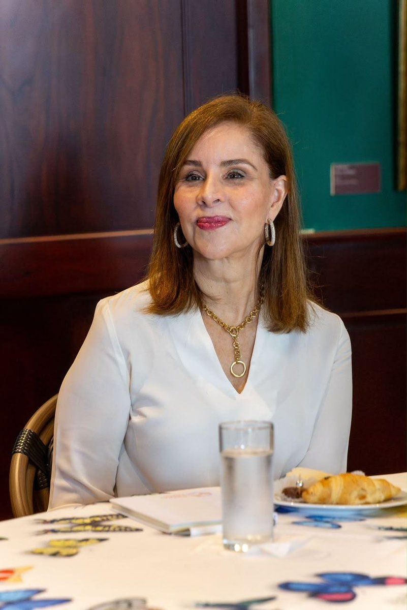 BarriosDurospty's tweet photo. Primeras Damas se toman un café

La Primera Dama de la República, Maricel Cohen de Mulino, reunió en Café Presidente El Monasterio, en el Palacio de las Garzas, a ex primeras damas de Panamá para compartir experiencias, recuerdos y los principales proyectos e iniciativas sociales desarrollados durante sus respectivas gestiones.
El encuentro se realizó como parte del proceso de creación de “Valentina Saltarina”, un proyecto editorial infantil que busca preservar y contar a las nuevas generaciones, de una manera cercana y entretenida, parte del legado social de las primeras damas de la democracia panameña.
Participaron Marta Linares de Martinelli, Lorena Castillo García y Yazmín Colón de Cortizo, junto a la expresidenta de la República Mireya Moscoso, quien compartió también recuerdos sobre el legado de su hermana, Ruby Moscoso de Young, quien ejerció como primera dama durante su administración presidencial.
También fueron invitadas las ex primeras damas Dora de Pérez Balladares, Ana Mae Díaz de Endara y Vivian Fernández de Torrijos, quienes por compromisos previamente adquiridos no pudieron acompañar este primer encuentro y serán recibidas en una próxima reunión para compartir sus experiencias y aportes al proyecto.
Durante la reunión, las participantes conversaron sobre los proyectos, causas sociales y experiencias que marcaron sus gestiones, así como sobre las historias humanas que estuvieron detrás de muchas de estas iniciativas.
Sus testimonios servirán de base para “Valentina Saltarina”, un cuento infantil que se encuentra en proceso de creación y que permitirá a los niños conocer, de una manera sencilla y entretenida, el trabajo, las causas y los proyectos impulsados por las primeras damas de la democracia.
La historia tendrá como protagonista a Valentina, una niña curiosa que, durante una excursión escolar a la Presidencia de la República, descubre una escalera mágica. Cada escalón la llevará a conocer una etapa distinta de la historia y las iniciativas sociales desarrolladas por las primeras damas.