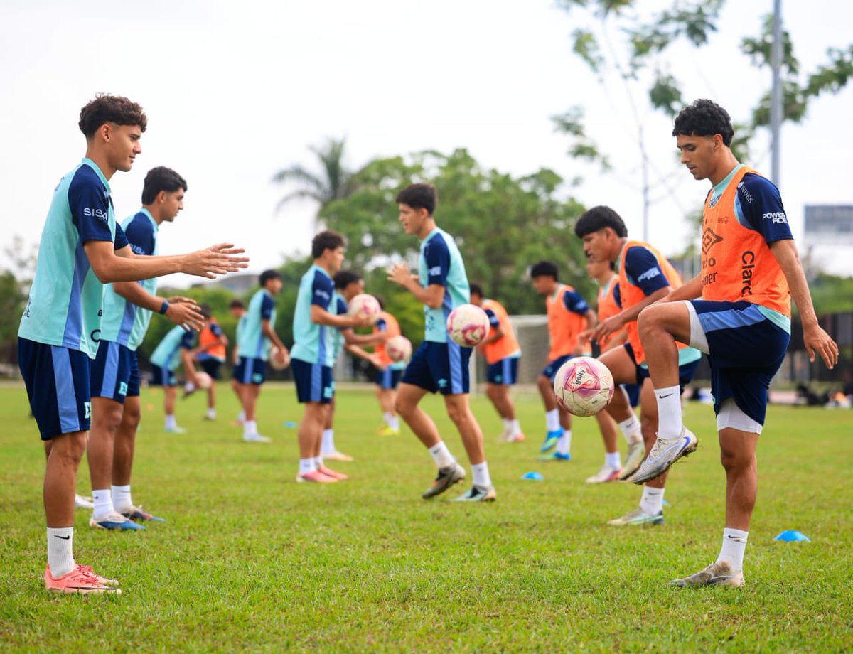 LaSelecta_SLV's tweet photo. 🇸🇻 𝑴𝒂ñ𝒂𝒏𝒂, 𝒆𝒍 𝒑𝒓𝒊𝒎𝒆𝒓 𝒓𝒆𝒕𝒐.

El equipo se prepara para su debut este viernes 2 de octubre ante Boca Nariño, en el inicio de su participación en el torneo.

#LaSelecta | #TorneoLasAméricas https://t.co/yYmCt9weiG