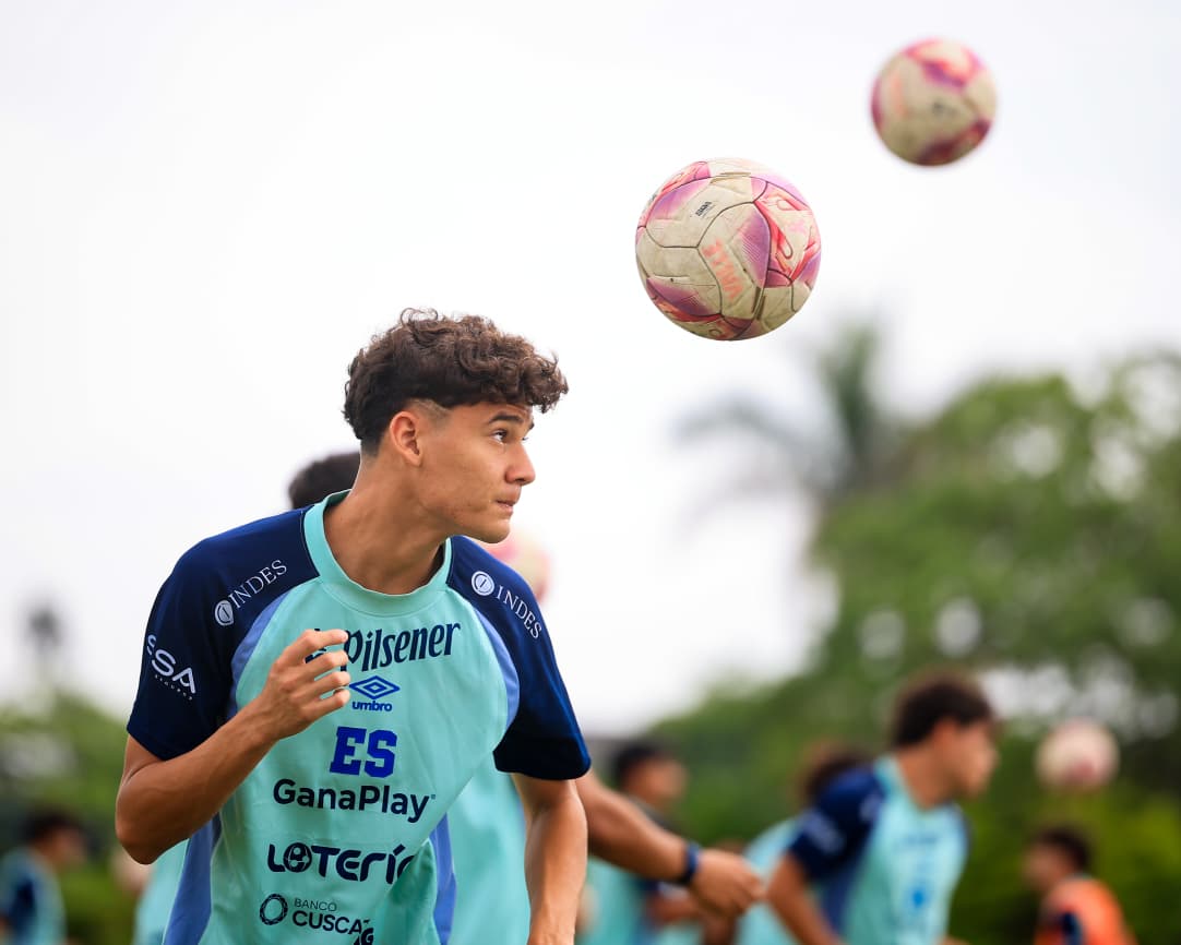 LaSelecta_SLV's tweet photo. 🇸🇻 𝑴𝒂ñ𝒂𝒏𝒂, 𝒆𝒍 𝒑𝒓𝒊𝒎𝒆𝒓 𝒓𝒆𝒕𝒐.

El equipo se prepara para su debut este viernes 2 de octubre ante Boca Nariño, en el inicio de su participación en el torneo.

#LaSelecta | #TorneoLasAméricas https://t.co/yYmCt9weiG