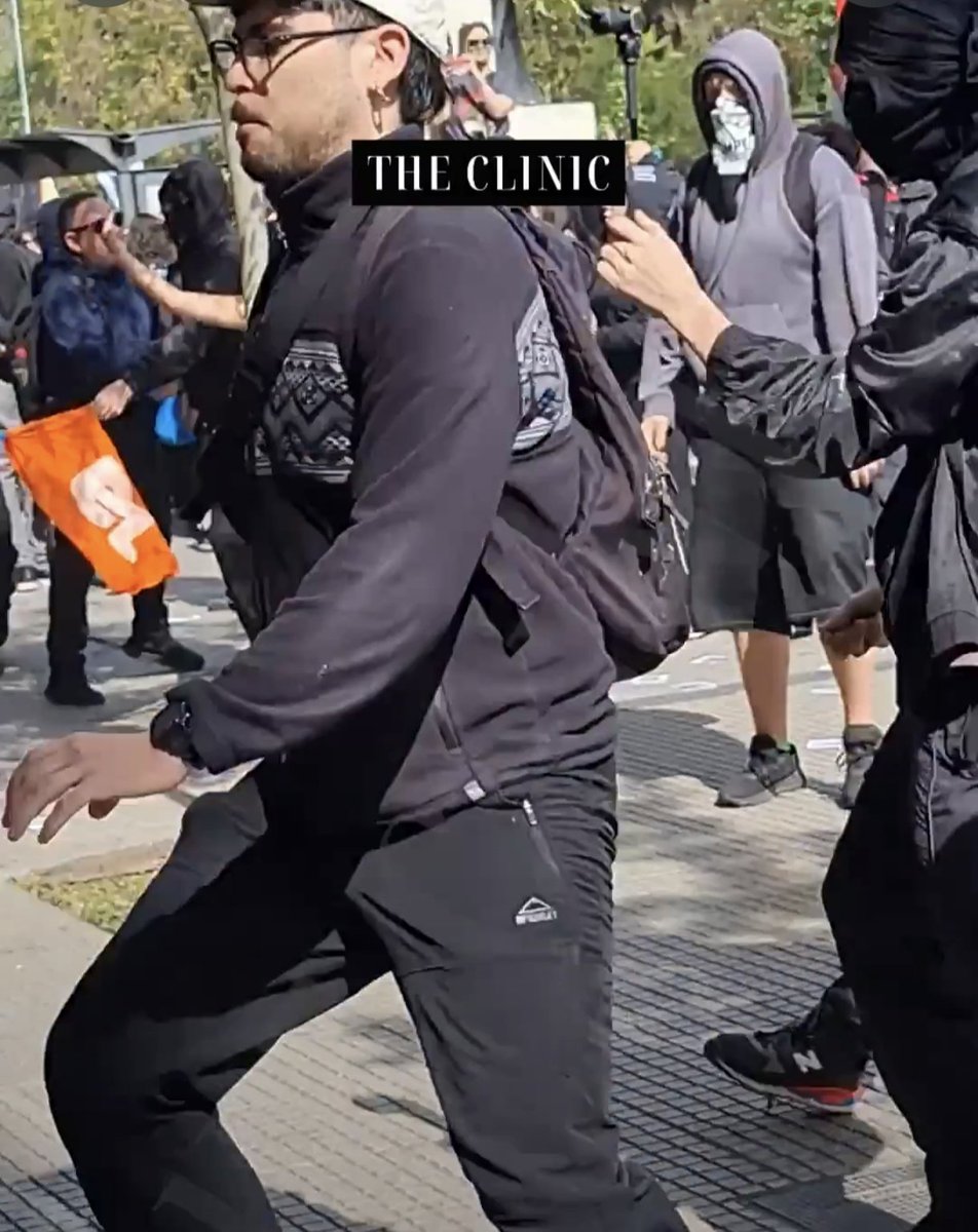 Pat39732's tweet photo. @thecliniccl Aquí se ven las caras de un par de estos terroristas . A ver si la pdi los encuentra. https://t.co/t2MABEErrg