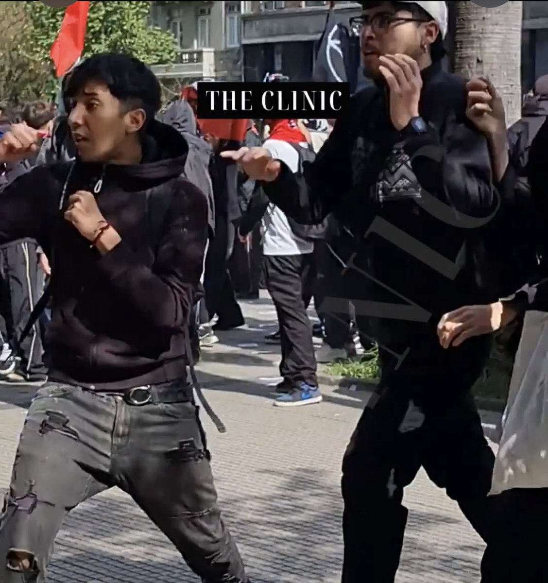 Pat39732's tweet photo. @thecliniccl Aquí se ven las caras de un par de estos terroristas . A ver si la pdi los encuentra. https://t.co/t2MABEErrg