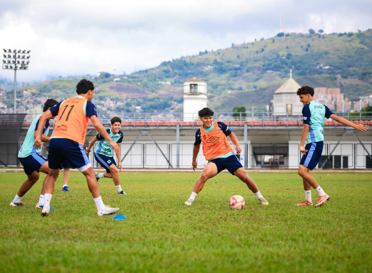 LaSelecta_SLV's tweet photo. 🇸🇻 𝑴𝒂ñ𝒂𝒏𝒂, 𝒆𝒍 𝒑𝒓𝒊𝒎𝒆𝒓 𝒓𝒆𝒕𝒐.

El equipo se prepara para su debut este viernes 2 de octubre ante Boca Nariño, en el inicio de su participación en el torneo.

#LaSelecta | #TorneoLasAméricas https://t.co/yYmCt9weiG