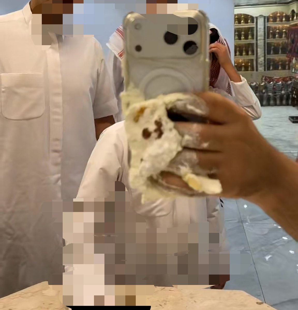 Rie_455's tweet photo. وربي ماقصدي اي إساءة بس لما شفت يده تو جاء ببالي يد ليلى سلمان 🥲😭😭😭😭😭😭 https://t.co/XRkp4UNUCP