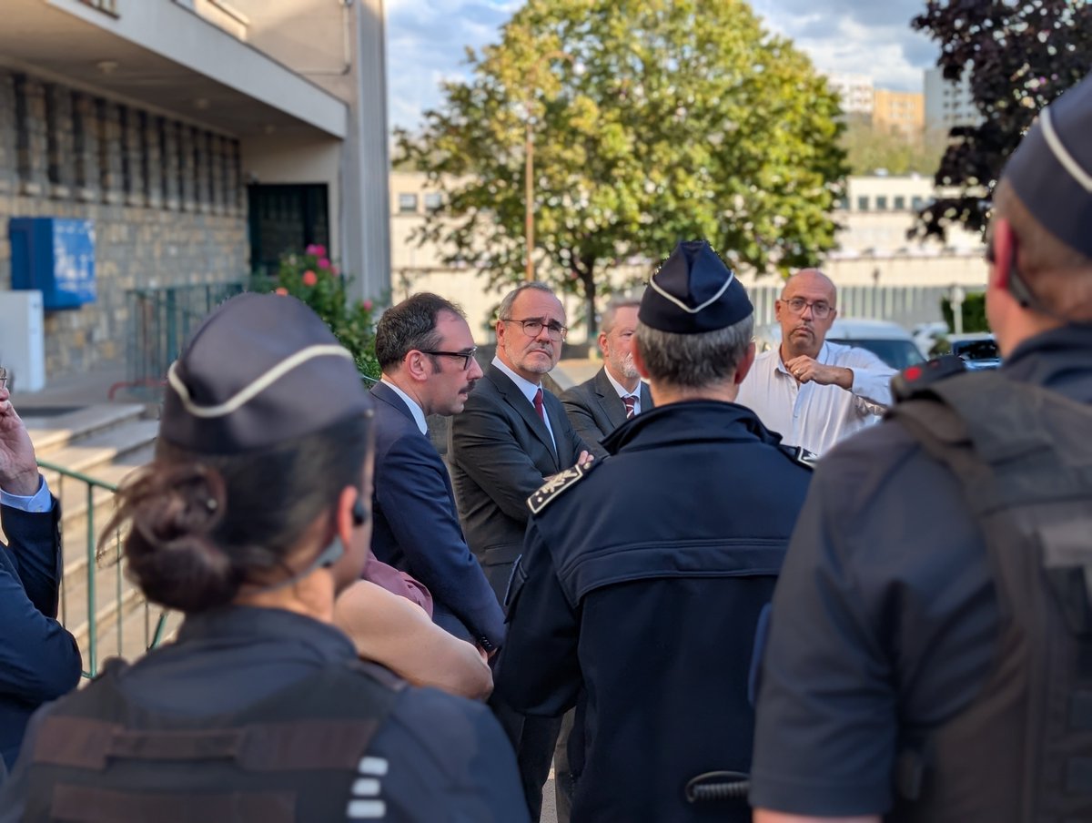 Prefet94's tweet photo. #Education | Le @prefet94 Stanislas Bourron, le recteur de l'@AcCreteil Jean-François Chanet, le directeur académique Grégory Prémon et la maire de Cachan Hélène de Comarmond se sont rendus cet après-midi au lycée polyvalent de Cachan, pour rencontrer les personnels de cet établissement durement touché par des violences ce matin.

Tout le soutien a été exprimé au proviseur et à ses équipes dont le courage et l'engagement font honneur aux services de l’Etat.
Aucune revendication ne peut justifier la violence.

Merci aux personnels de sécurité @prefpolice mobilisés pour sécuriser les abords des établissements scolaires.