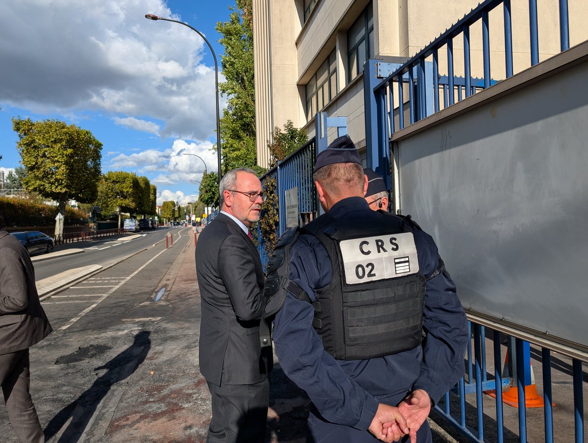 Prefet94's tweet photo. #Education | Le @prefet94 Stanislas Bourron, le recteur de l'@AcCreteil Jean-François Chanet, le directeur académique Grégory Prémon et la maire de Cachan Hélène de Comarmond se sont rendus cet après-midi au lycée polyvalent de Cachan, pour rencontrer les personnels de cet établissement durement touché par des violences ce matin.

Tout le soutien a été exprimé au proviseur et à ses équipes dont le courage et l'engagement font honneur aux services de l’Etat.
Aucune revendication ne peut justifier la violence.

Merci aux personnels de sécurité @prefpolice mobilisés pour sécuriser les abords des établissements scolaires.