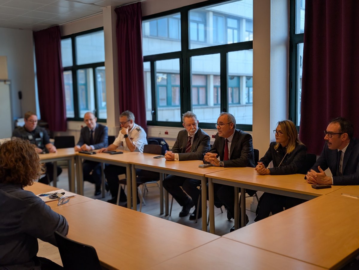 Prefet94's tweet photo. #Education | Le @prefet94 Stanislas Bourron, le recteur de l'@AcCreteil Jean-François Chanet, le directeur académique Grégory Prémon et la maire de Cachan Hélène de Comarmond se sont rendus cet après-midi au lycée polyvalent de Cachan, pour rencontrer les personnels de cet établissement durement touché par des violences ce matin.

Tout le soutien a été exprimé au proviseur et à ses équipes dont le courage et l'engagement font honneur aux services de l’Etat.
Aucune revendication ne peut justifier la violence.

Merci aux personnels de sécurité @prefpolice mobilisés pour sécuriser les abords des établissements scolaires.