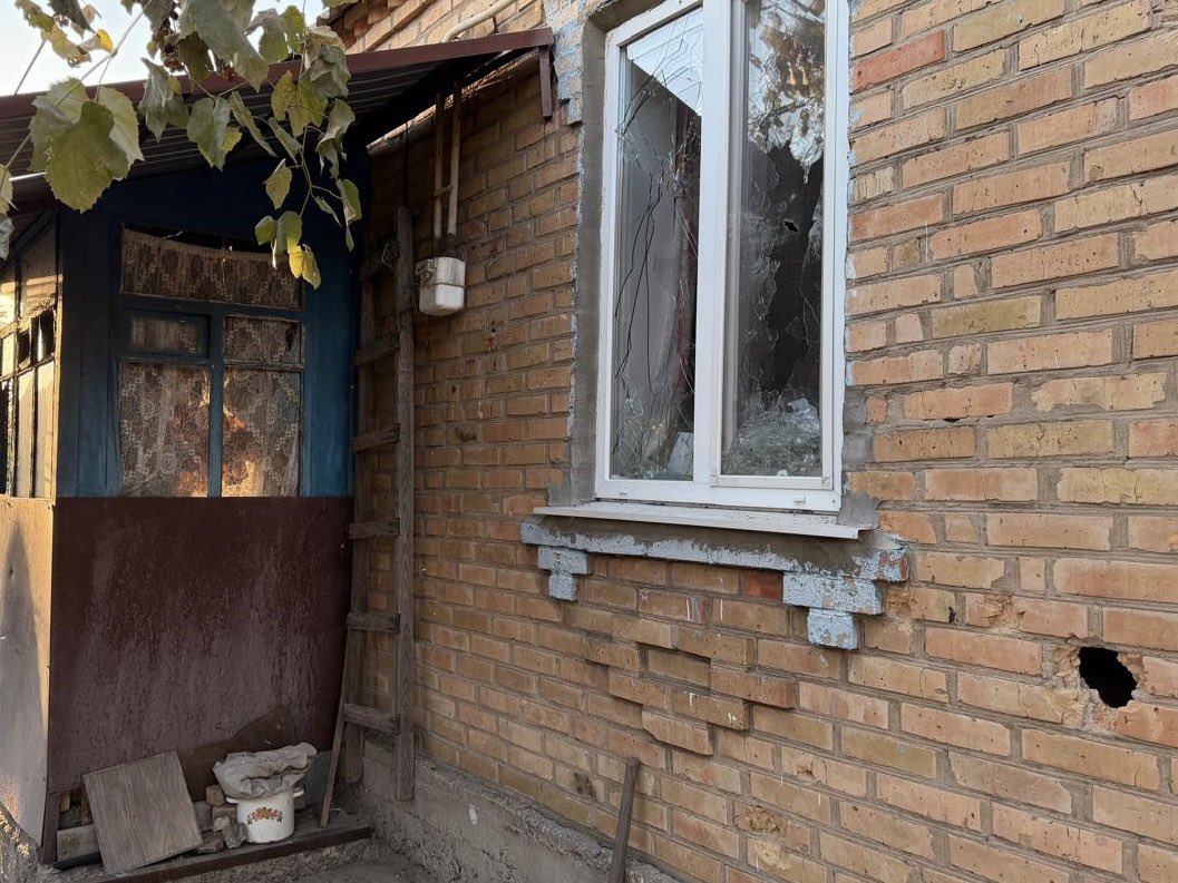 LukashukMykola's tweet photo. 🟥01.10.2026.
Безпекова ситуація у ключовому прифронтовому регіоні України (на Дніпропетровщині) станом на 18:30.

▪️Нікопольський район.

Через ранкову атаку у Марганці постраждала жінка.

Окупанти били дронами й артилерією по Нікополю, Марганецькій, Червоногригорівській та Покровській сільській громадах.

Сталася пожежа. Пошкоджені 5 приватних будинків, господарська споруда, підприємство, готель, магазин, 2 легкові автомобілі, лінія електропередачі та кран.

▪️Дніпровський район.

Через атаку БпЛА у Дніпрі пошкоджена інфраструктура.

▪️Павлоградський район.

У Павлограді постраждали 4 людини.

Місто атакували БпЛА. Сталися пожежі. Пошкоджені адміністративна будівля підприємства та лінія електропередачі.

▪️Синельниківський район.

У Богинівській громаді через атаку БпЛА сталася пожежа.

По Миколаївській громаді вдарили КАБом. Зруйнований приватний будинок. Пошкоджені ще 3 приватні будинки та господарська споруда.