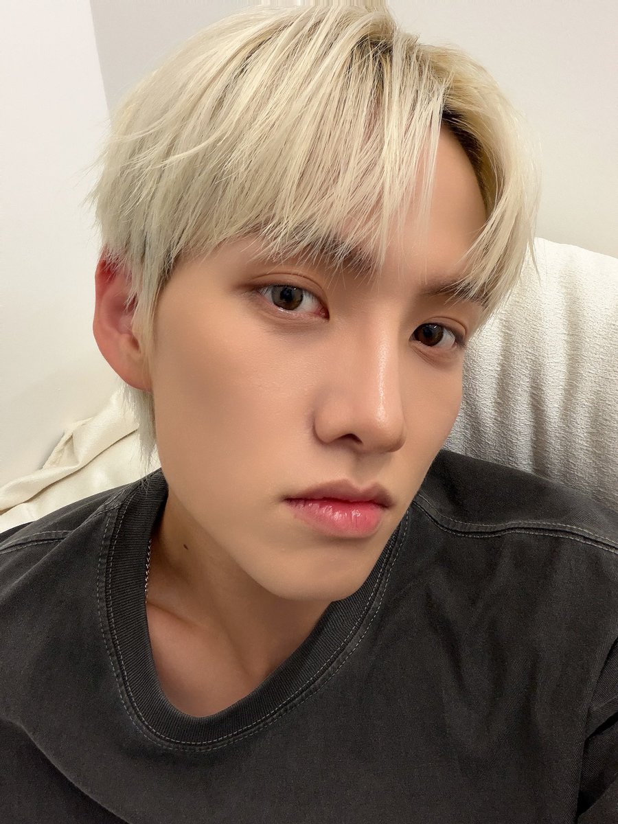 82_bbl's tweet photo. 🐻‍❄️🫧20261001

11:49 pm 💬 나 이제 사인회 끝나구 연습도 끝나고

11:49 pm 💬 숙소 도착해서 씻고 나왔어엄

11:49 pm 💬 하...근데 계속 이러니까

11:49 pm 💬 뭔가 보고만 하는 것 같네...

11:50 pm 💬 뭐뭐 했다~뭐뭐 했어~

11:50 pm 💬 어떻게 해야 할까

11:51 pm 💬 [🖼️]

11:51 pm 💬 일단 요거라도 보내구

11:51 pm 💬 일단 오늘 꿈 얘기를 해볼까

11:55 pm 💬 오늘 어떤 꿈을 꿨냐면

11:56 pm 💬 내가 5년 전으로 돌아갔는데

11:56 pm 💬 지금의 기억을 가지고 돌아갔거든

11:56 pm 💬 돌아간 장소는 어느 한 음식점이었어

11:57 pm 💬 그래서 우리 가족이랑 식사를 하고 있었는데

11:57 pm 💬 건���편 테이블에서 나영석 피디님께서 식사 중이신거야

11:57 pm 💬 그래서 내가 냅다 찾아가서 저희 진짜 엄청 잘 될 거고 

11:57 pm 💬 후회하지 않게 해드릴 자신 있다.

11:57 pm 💬 이렇게 말했지

11:59 pm 💬 근데 거기서 갑자기 노트를 꺼내시더니 내 번호를 적으시고 "그럼 5년 후에 증명해 봐라 기억하고 있겠다" 라고 말씀을 하셨어

11:59 pm 💬 그래서 알겠습니다!! 감사합니다!! 라고 하고 다시 자리로 돌아왔는데