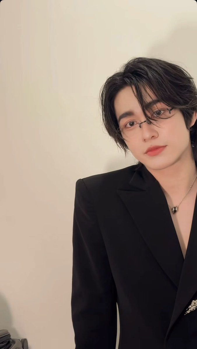 mabelkid's tweet photo. Not to mention, he’s casually chatting, but the second he catches a glimpse of P’Don’s camera, he put on a full working mode and posed like a pro leaving zero crumbs behind 🤏🏻

BESEVBOOM X URANUS SURAT
#UranusClinicxBoom | #besevboom https://t.co/Mtp1nG6wbM