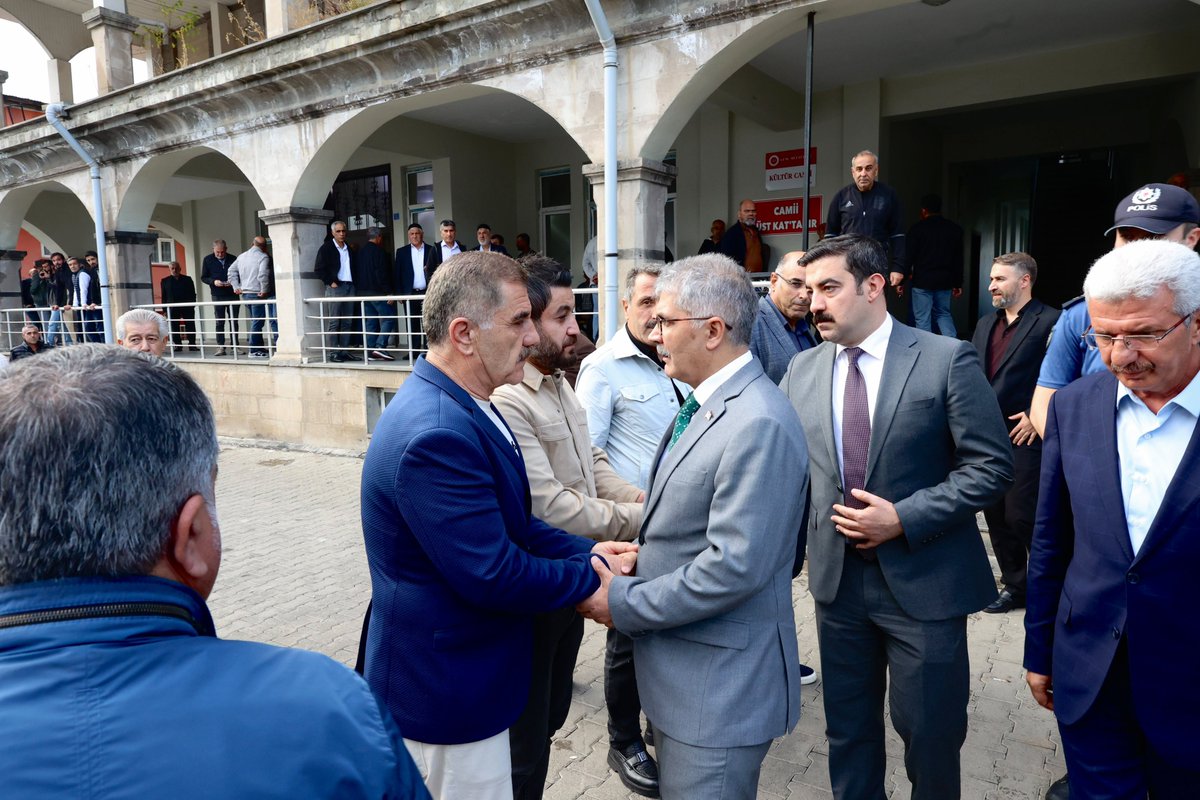 bingolvaliligi's tweet photo. Valimiz Sayın Cahit Çelik, Genç ilçesi Kültür Cami'de Şerafettin Alakuş için taziye ziyaretinde bulundu.

Merhum için dua eden Vali Çelik, Alakuş ailesine, sevenlerine ve yakınlarına başsağlığı ve sabır dileklerini iletti.

Valimiz Sayın Cahit Çelik'e Genç İlçesi Kaymakamı Muhammed Burak Akköz de eşlik etti.

Allah rahmet eylesin. 
Mekanı cennet olsun.

@celikcahit